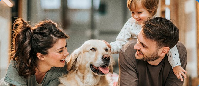 Família reunida com seu cão de estimação